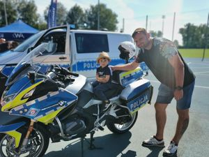 Uczestnicy festynu na motocyklach BMW