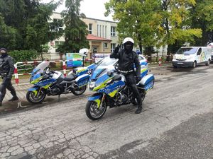 policjanci na wyścigu kolarskim