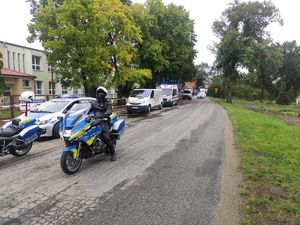 policjant na wyścigu kolarskim