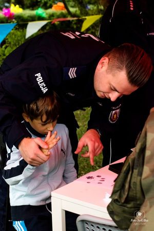 policjant z uczestnikiem festynu