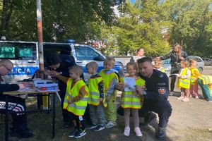 Policjant z dziećmi na festynie