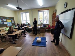 prowadzący szkolenie policjanci z uczniami