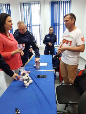 Pracownicy cywilni grudziądzkiej komendy aktywni w zbiórce charytatywnej.