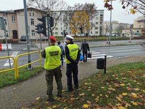 Policjant z żandarmem w trakcie nadzoru nad ruchem