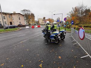 Policjanci na motocyklach  w trakcie nadzoru nad ruchem