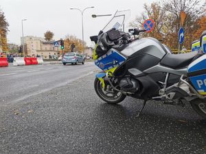 motocykl służbowy w rejonie przejścia dla pieszych