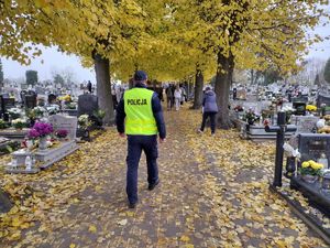 policjant patrolujący cmentarz