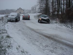 dwa pojazdy uszkodzone w skutek kolizji