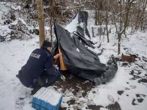 policjant sprawdzający koczowisko