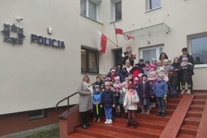 dzieci z policjantami przy posterunku