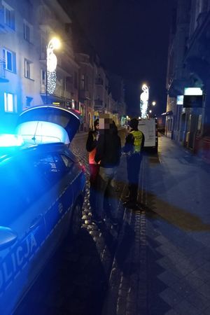 policjanci z zatrzymanym kierowcą