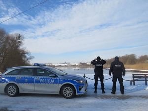 policjanci w trakcie kontroli akwenu