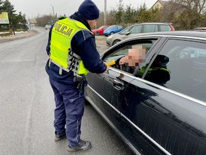 policjant sprawdzający stan trzeźwości kierowcy