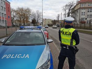 policjant w trakcie nadzoru nad przejściem dla pieszych