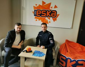 Policjant z dziennikarzem radia eska