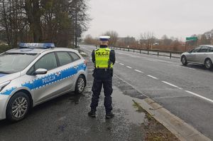 policjant w trakcie nadzoru nad ruchem pojazdów