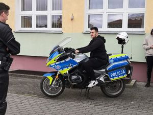 uczeń na motocyklu służbowym