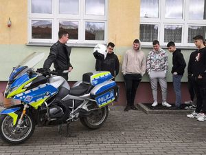 policjant prezentujący motocykl służbowy