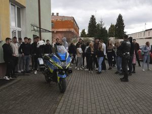 policjant prezentujący motocykl służbowy