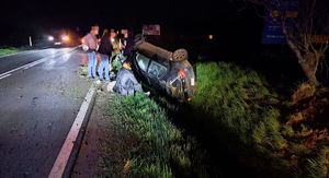 policjanci udzielający pomocy uczestnikom zdarzenia