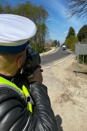 &quot;Majówka&quot; 2023, policjant Ruchu Drogowego wykonujący pomiar prędkości