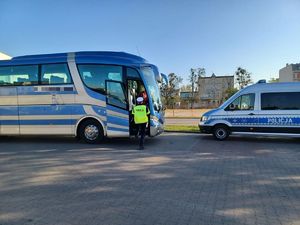 policjant w trakcie kontroli autokaru