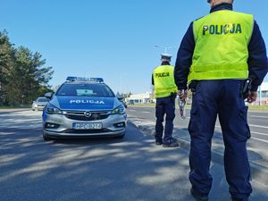 policjanci w trakcie służby na drodze