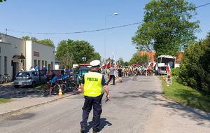 policjant w trakcie zabezpieczenia wyścigu