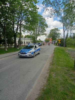 radiowóz pilotujący wyścig