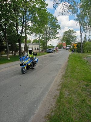 motocyklista w trakcie zabezpieczenia wyścigu