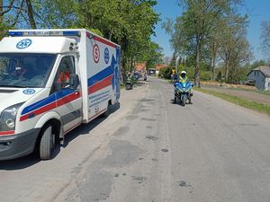 motocyklista policjant przygotowany do startu wyścigu