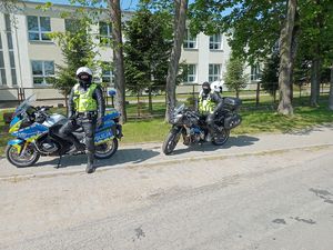 policjanci na motocyklach w przerwie między wyścigami