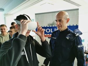 policjant demonstrujący gogle vr