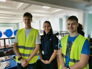 goście targów z policjantką