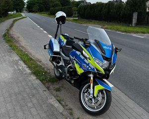 motocykl policyjny na punkcie pomiaru prędkości