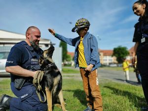 chłopiec przy psie służbowym i jego przewodniku