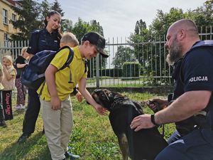 policjant prezentuje psa służbowego dzieciom