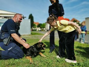 policjant prezentujący psa służbowego