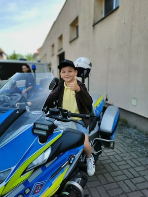 dziecko na motocyklu służbowym