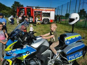 dziecko na motocyklu służbowym