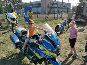 dziecko na motocyklu służbowym