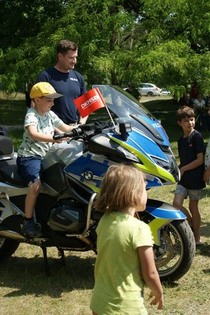 dziecko na policyjnym motocyklu