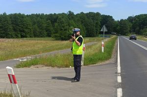 policjant mierzący prędkość na K55