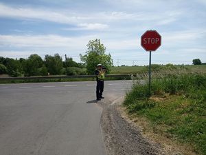 policjant  mierzący prędkość