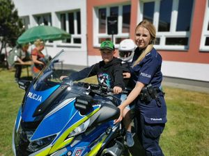 dziecko na motocyklu w towarzystwie policjantki