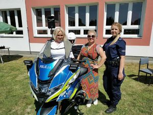 kadra szkoły z policjantką przy motocyklu