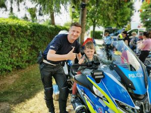 dziecko na motocyklu w towarzystwie policjanta