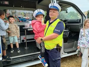 policjant z dzieckiem na rękach