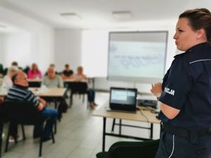 policjantka w trakcie prelekcji