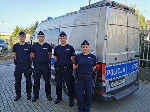 policjanci z Piły przy radiowozie